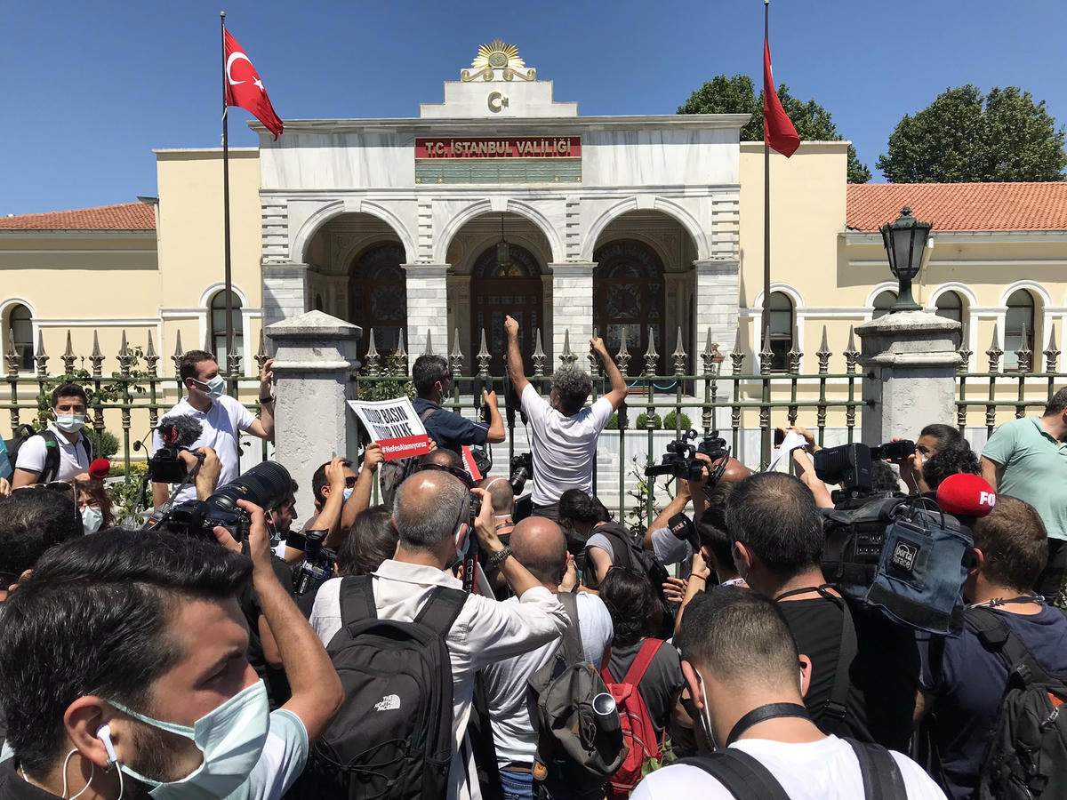 Gazeteciler: "Nefes alamıyoruz! Gazetecilik boğulamaz"